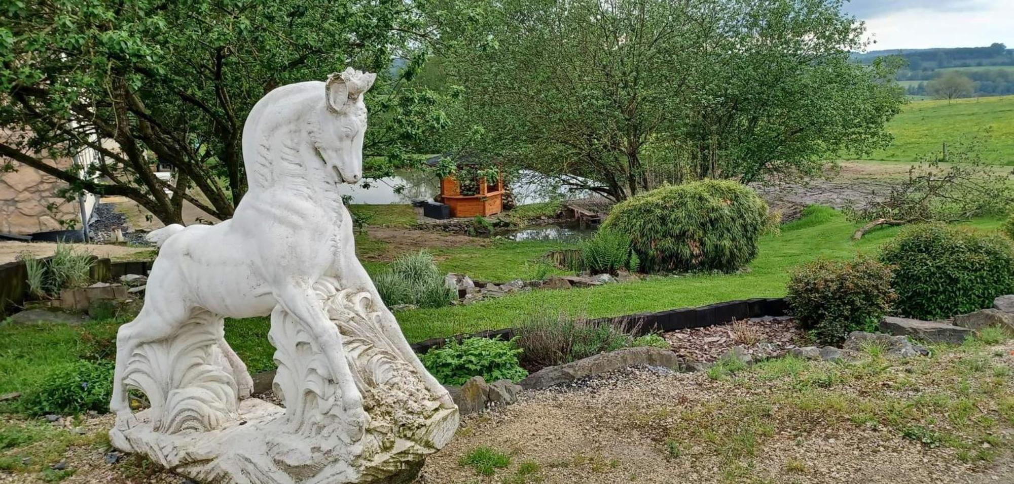 Gite Du Cheval Blanc Sainte-Ode Exteriör bild